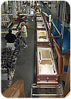 2009年的集会工厂每天都建造了超过1,000个金属墓葬棺材