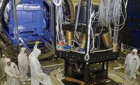 美国宇航局支持团队保持望远镜组装，按计划发射