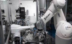 机器人为医院呼吸机组装过滤器