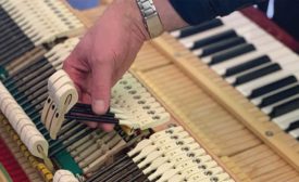 钢琴建设者罢工的帮助下，从三维打印新的调子