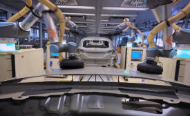 德国福特装配厂的协作机器人帮助完成汽车